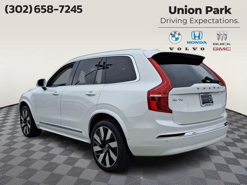 Crystal White Metallic 2024 Volvo XC90 Recharge Plug-In Hybrid Plus Bright Theme