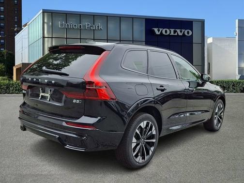 Onyx Black Metallic 2026 Volvo XC60 Plus