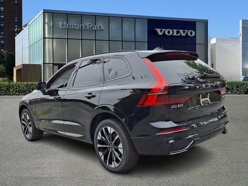 Onyx Black Metallic 2026 Volvo XC60 Plus