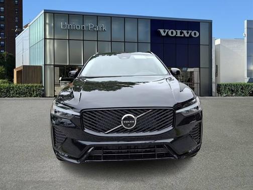 Onyx Black Metallic 2026 Volvo XC60 Plus
