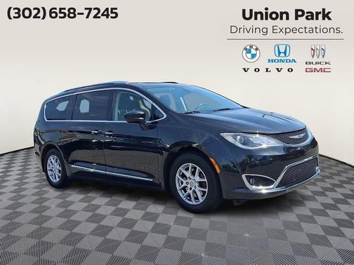 Brilliant Black Crystal Pearlcoat 2020 Chrysler Pacifica Touring L