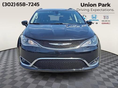 Brilliant Black Crystal Pearlcoat 2020 Chrysler Pacifica Touring L
