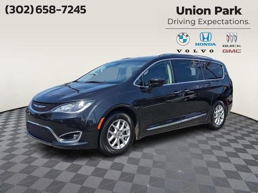 Brilliant Black Crystal Pearlcoat 2020 Chrysler Pacifica Touring L