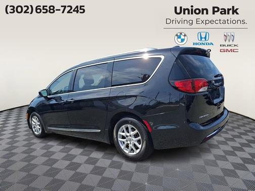 Brilliant Black Crystal Pearlcoat 2020 Chrysler Pacifica Touring L