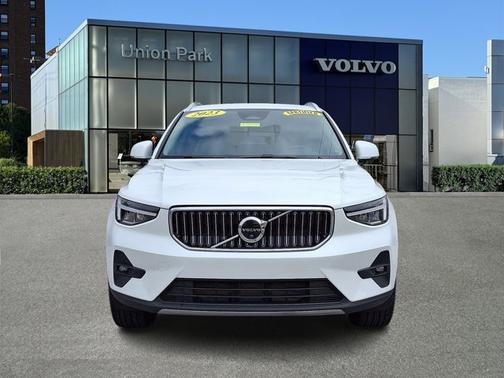 2023 Volvo XC40 Plus Bright Theme