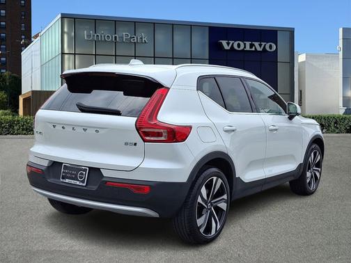 2023 Volvo XC40 Plus Bright Theme