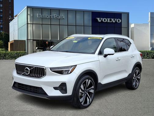 2023 Volvo XC40 Plus Bright Theme
