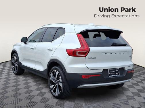 2023 Volvo XC40 Plus Bright Theme