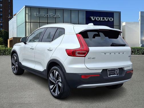 2023 Volvo XC40 Plus Bright Theme