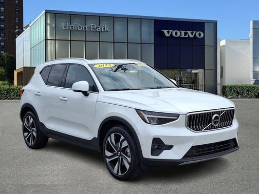 2023 Volvo XC40 Plus Bright Theme