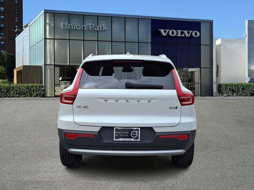 2023 Volvo XC40 Plus Bright Theme