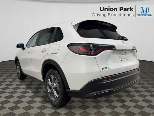 Platinum White Pearl 2027 Honda HR-V LX