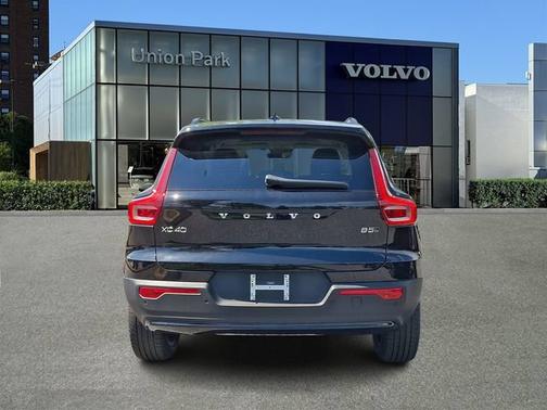 Onyx Black 2026 Volvo XC40 Plus