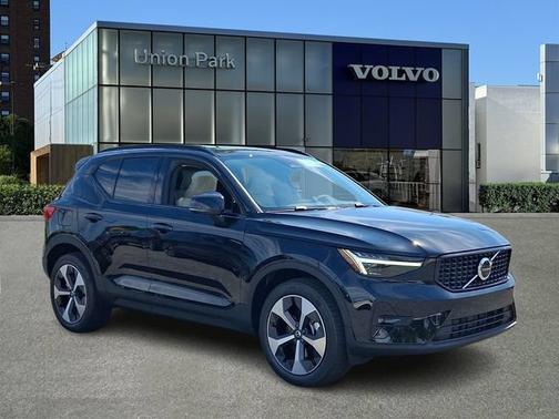 Onyx Black 2026 Volvo XC40 Plus