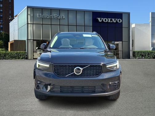 Onyx Black 2026 Volvo XC40 Plus
