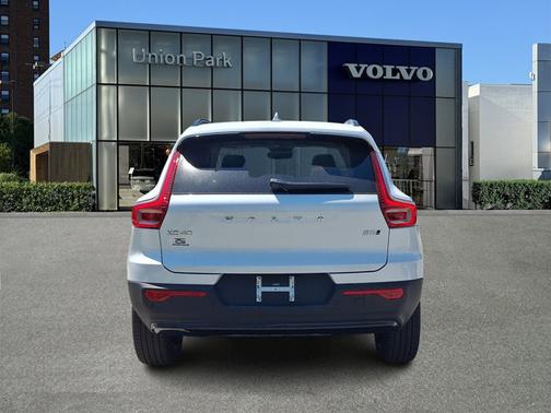 Crystal White 2026 Volvo XC40 Ultra