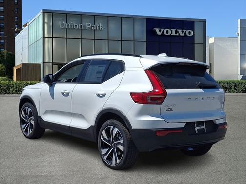 Crystal White 2026 Volvo XC40 Ultra