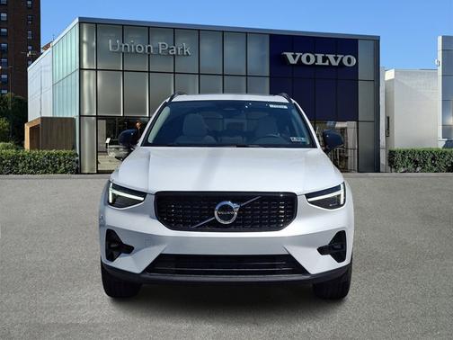 Crystal White 2026 Volvo XC40 Ultra