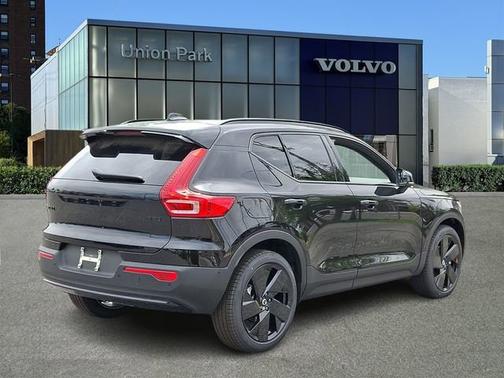Onyx Black 2026 Volvo XC40 Ultra Black Edition