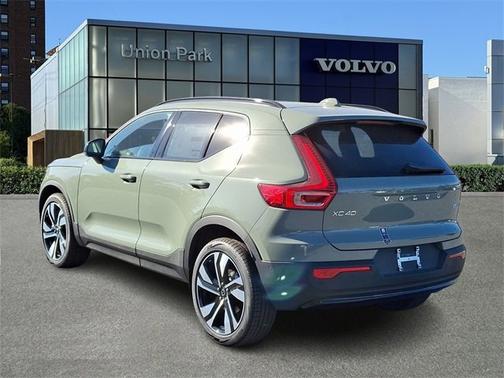 2025 Volvo XC40 Plus Dark Theme