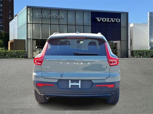 2025 Volvo XC40 Plus Dark Theme