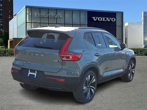 2025 Volvo XC40 Plus Dark Theme