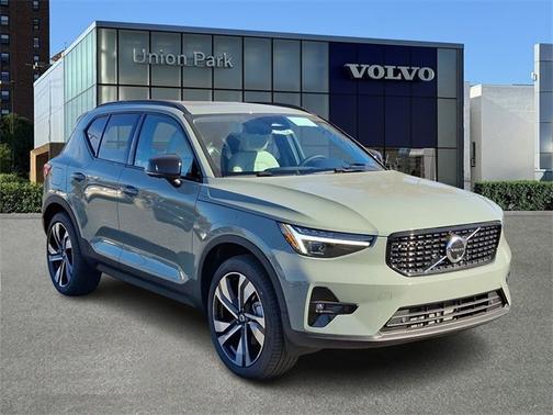2025 Volvo XC40 Plus Dark Theme