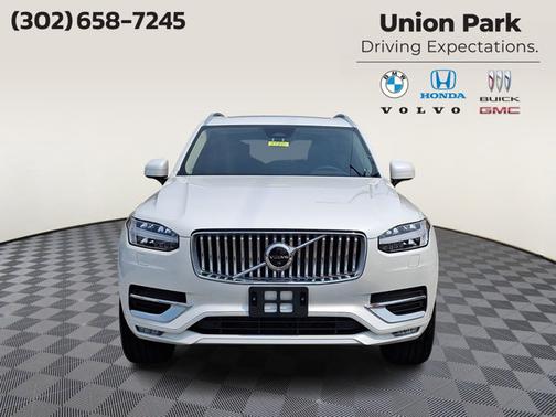 Crystal White Metallic 2023 Volvo XC90 Plus