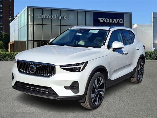 2025 Volvo XC40 Plus Bright Theme