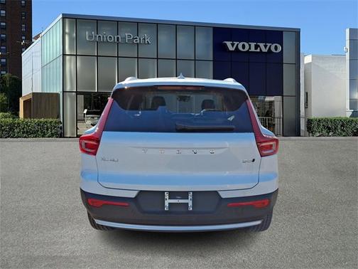 2025 Volvo XC40 Plus Bright Theme