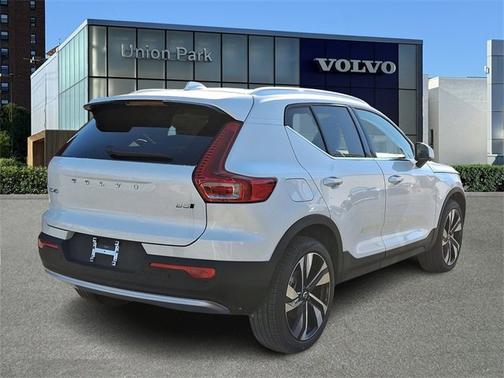 2025 Volvo XC40 Plus Bright Theme