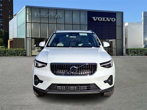 2025 Volvo XC40 Plus Bright Theme