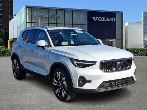 2025 Volvo XC40 Plus Bright Theme