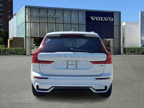Crystal White Metallic 2026 Volvo XC60 Plus