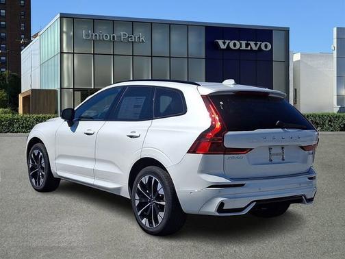 Crystal White Metallic 2026 Volvo XC60 Plus