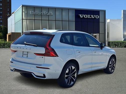 Crystal White Metallic 2026 Volvo XC60 Plus