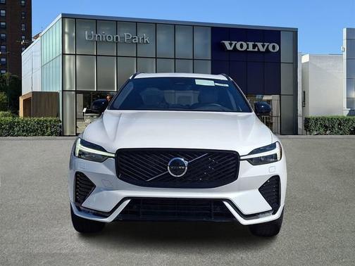 Crystal White Metallic 2026 Volvo XC60 Plus