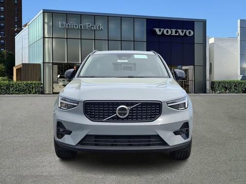 Vapour Grey Metallic 2026 Volvo XC40 Plus