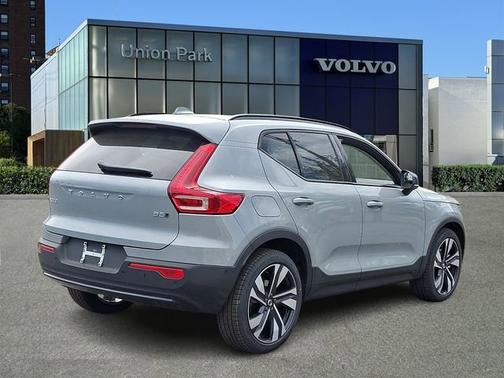 Vapour Grey Metallic 2026 Volvo XC40 Plus