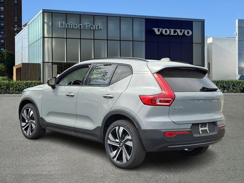 Vapour Grey Metallic 2026 Volvo XC40 Plus
