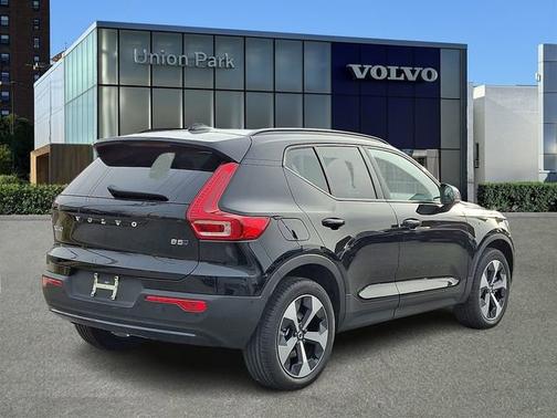 2026 Volvo XC40 Plus