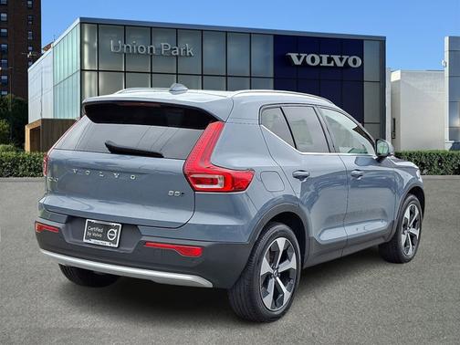 2023 Volvo XC40 Plus Bright Theme