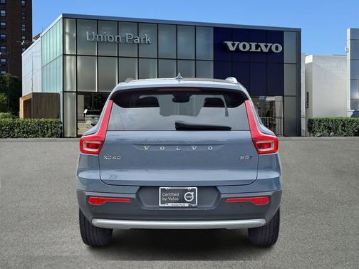 2023 Volvo XC40 Plus Bright Theme