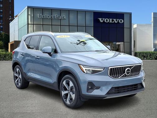2023 Volvo XC40 Plus Bright Theme