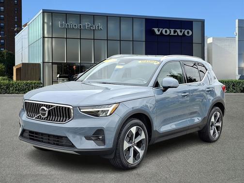 2023 Volvo XC40 Plus Bright Theme