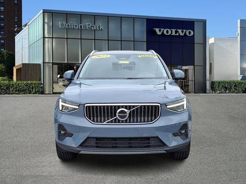 2023 Volvo XC40 Plus Bright Theme