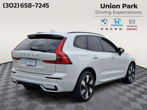 Crystal White Metallic 2024 Volvo XC60 Recharge Plug-In Hybrid Plus Dark Theme
