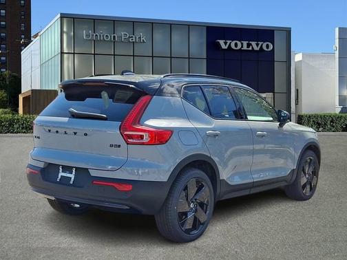 Vapour Grey Metallic 2026 Volvo XC40 Ultra Black Edition