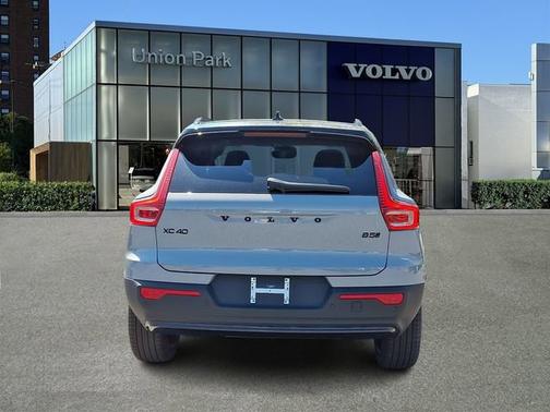 Vapour Grey Metallic 2026 Volvo XC40 Ultra Black Edition