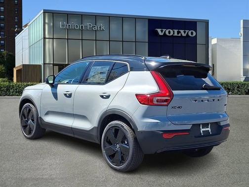 Vapour Grey Metallic 2026 Volvo XC40 Ultra Black Edition